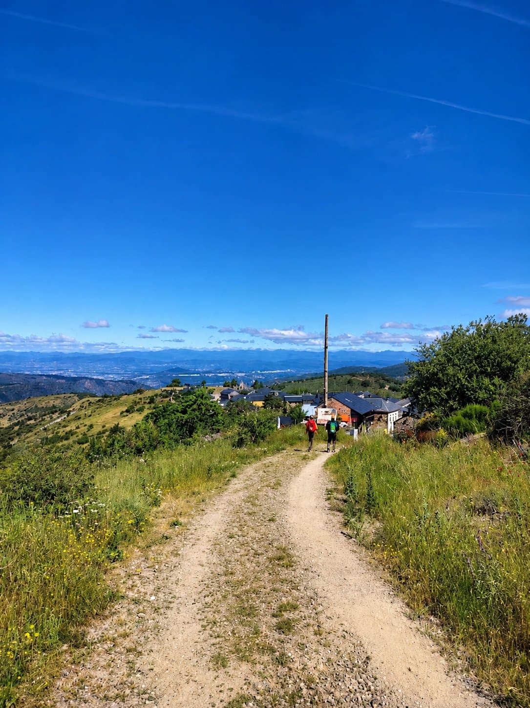 Peregrinos llegando a El Acebo de San Miguel por el Camino Francés