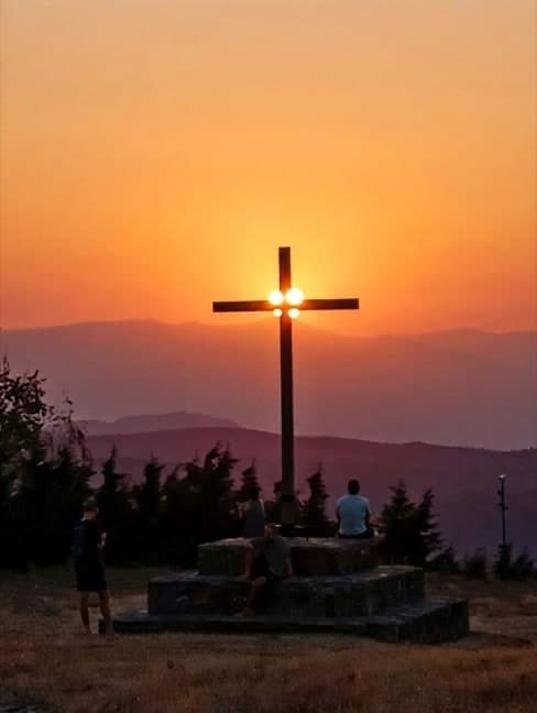 Atardecer junto a la cruz, con los montes de León al fondo