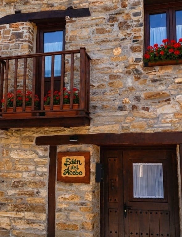 La fachada de piedra, con el rótulo de Edén del Acebo junto a la entrada